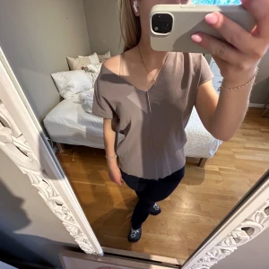 Blus från WERA - Fin blus från WERA, I lyxigt material. Nypris 499kr💕💕