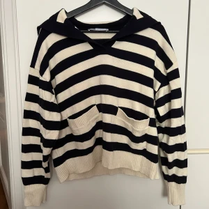 Zara tröja  - Tjocktröja från Zara med seglar inspirerade inslag. Fint skick och sparsamt använd 