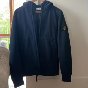 Stone island jacka - Skick 10/10 knappt använd Köpt på NK i Stockholm tror tyvärr inte jag har kvittot kvar Storleken är junior och för lite jämnförelse så är lite för liten på mig som vanligtvis har M och är 185 Kom med prisförslag 