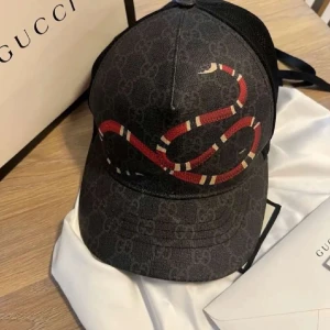 Gucci keps snake - Säljer min fina Gucci keps då jag inte använder den längre. Skicket är 9/10 i bra skick skulle jag nog säga. Storlek M men passar S 