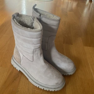 Zara vinter/höst skor - Jätte snygga beiga vinter/höst skor från Zara. Aldrig andvända efter de köptes för små. Kostade 500-600 och säljer för 400 kr. De har även en dragkedja på sidan av skon och har värmande päls inne i❤️