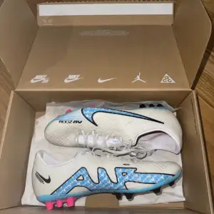 Säljer mina Nike fotbollskor, storlek 42