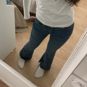 bootcut jeans - bootcut jeans i jätte fint skick, använt 1-2 gånger.❤️❤️( dom är inte jätte låg midjade men under naveln)