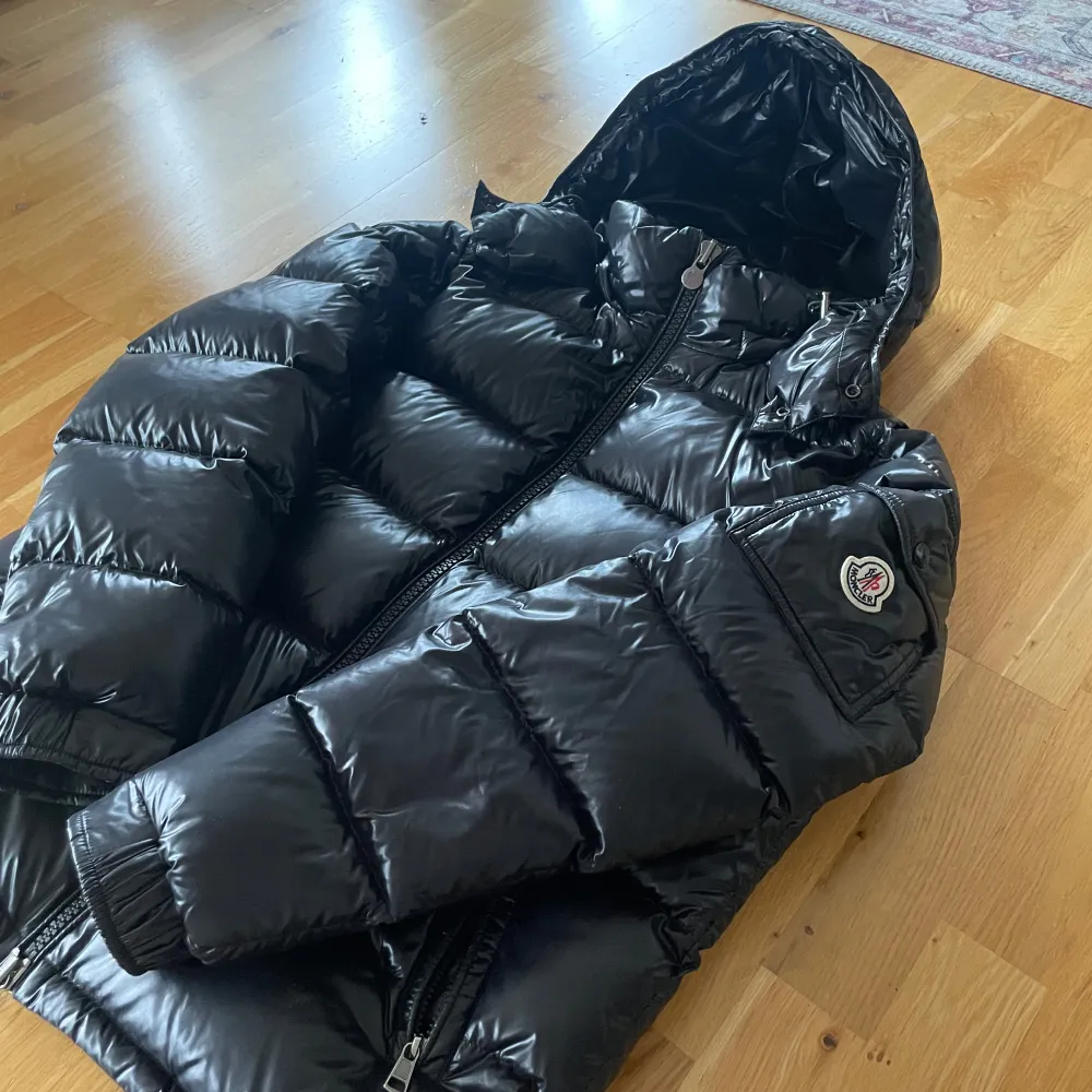 Ny Moncler Maya Size 4 (L) Kvitto, tags finns.  Endast använd enstaka gånger, nyskick, Inge skador  8990kr, hämtas i Boden / fraktas. Jackor.