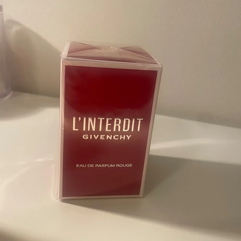 Säljer min Givenchy L'Interdit Rouge EdP 35 ml då jag råkade köpa två stycken. Har inte öppnat den, den är fortfarande inplastad. Nypris 1035 kr men säljer min för 900 men pris kan diskuteras vid snabbköp 💕. Parfym.