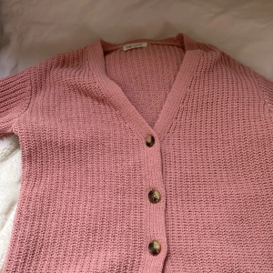 Tröja  - Säljer min H&m kofta på grund av kommer inte till användning och för liten fint skick köpte för 360kr