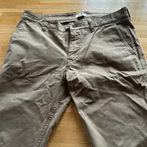 Chinos från NN07 i modellen: Marco 1400. Färg: Grön Sten #170 Storlek: 32/32 Skick: Ny skick. Nypris: 1600kr 