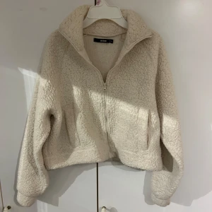 Teddy tröja - Croppad Teddy fleece. Använd fåtal gånger. Funkar som både tunnare jacka eller tjocktröja.