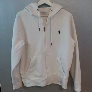 Ralph Lauren Hoddie - Säljer nu denna ralph lauren hoddie då den aldrig används, i princip helt ny, Strl S men sitter mer som en M i storleken, Beställd från zalando för 2300