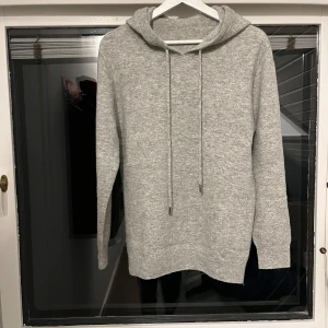 Kashmir Hoodie  - ( OBS KÖP EJ DIREKT)Kashmir/Merino ull finns nu inne i grå helt oanvänd och riktigt stilren,perfekta tröjan nu inför höst och även vinter skriv för funderingar!
