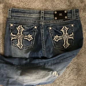 Miss me low waist bootcut jeans  - Miss me low waist bootcut jeans i storlek 31. Midjemått: 43-47 (stretchiga) innerbenslängd: 78,5 cm 