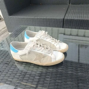 Golden Goose - Säljer nu dessa feta Golden goose skor i storlek 42, säljs pga att de börjar bli för små för mig. Priset är ej hugget i sten och tar även byten!