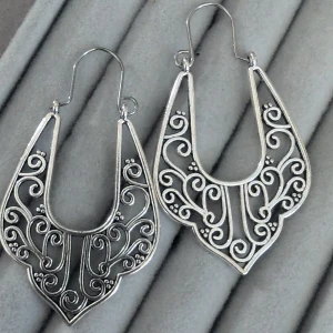 Silverfärgade örhängen med snirkligt mönster - Superfina silverfärgade örhängen med ett detaljerat snirkligt mönster. De har en unik form som droppform med vackra kurvor och små detaljer. NY