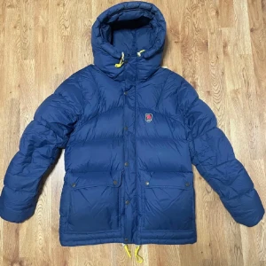 Fjällräven EXPEDITION vinterjacka  - Köpte förra vintern och kom knappt till användning. Ny pris 7k Storlek M 9,5/10 i skick 