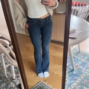 Ltb jeans - Ett par mörkblå lågmidjade bootcutjeans i modellen roxy från Ltb. Midjemått tvärs över:36cm💞