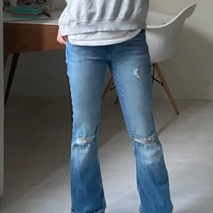 Bootcut jeans med hål  - Bootcut håliga jeans från mango. Lite för korta för mig som är 165. 