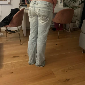 Lågmidjade bootcut jeans  - Lågmidjade jeans med laitbigrqcoch hål som är sjukt snygga men för små för mig!! Mått 38cm över och innerbenslängd 81❤️