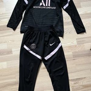 Paris sant Germain dress rosa/svart  - Används inte , storlek 158-164 , slim fit passform , motsvarar ungefär xs