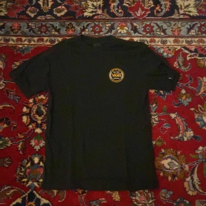 Vans t shirt - Hej, jag säljer den här vans t-shirten för att ja inte kommer att ansvällde den, bra kvalitet. Skicka 9/10⭐️