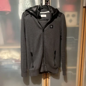 S.oliver cardigan  - Tja säljer en knappast använd cardigan som är perfekt nu till höst och sitter som en S i storlek. Skick 9/10 och väldigt fräsch cardigan allmänt