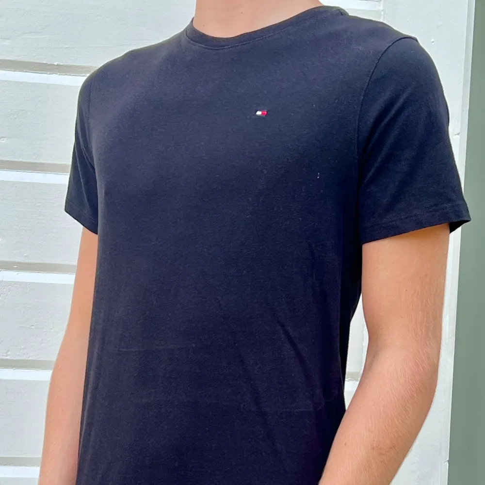 TOMMY HILFIGER T-SHIRT SVART Skick 6/10 | 14-16 år | pris 99 | Nypris 399| Postar genom postnord och instabox | Hör av er vid minsta fundering. T-shirts.