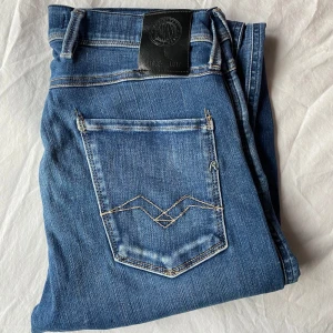 Replay Anbass - Tja, Säljer dessa schyssta replay anbass jeans, snygg blå tvätt och storleken på dessa är 29/30, finns en fläck enligt bild men de är inget som märks vid användning  Hör av dig vid funderingar!