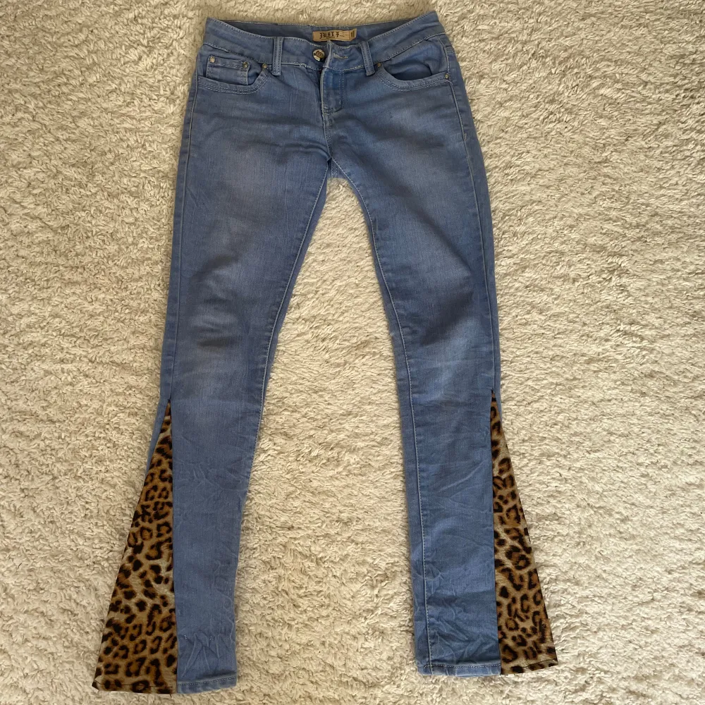 Jättesnygga lågmidjade byxor i bootcut och leopard flare. De är tyvärr för långa för mig som är 160. Skriv för frågor!. Jeans & Byxor.