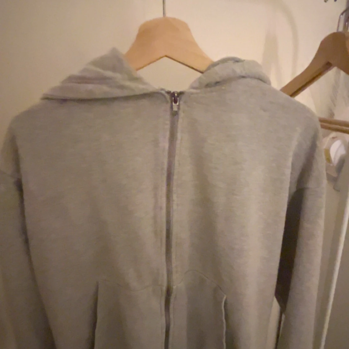 Grå hoodie