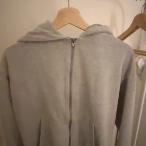 Grå hoodie - såå mjuk och cozy till hösten 😍