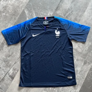 Frankrike 2018 VM Hemmatröja  - Frankrike 2018 VM Hemmatröja som är helt oanvänd 