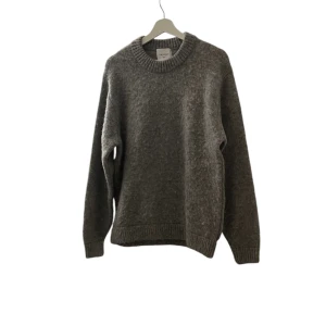 Grå stickad tröja - Säljer en stilren och mysig grå stickad tröja passar s/m. Perfekt för kyliga dagar med sin mjuka och varma känsla. Tröjan har långa ärmar och en klassisk rund halsringning. 🧶