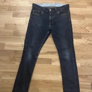 Blåa Jeans - Tja, säljer nu ett par sköna jeans som sitter väldigt bra i blå färg. Storlerk 164 cm.  Har använts ett antal gånger, skick 7/10. Finns en liten defekt på bild 2 men det ser man knappast. Hör av er vid funderingar 