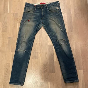 Replay jeans - Sjukt snygga replay anbass i storlek 34/32 dem sitter perfekt på mig som är 180 70kg. Skriv om ni har några frågor ✌️