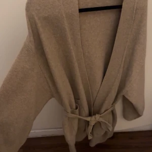 Stickad kofta - Jätte skön med utsvängda armar från mango, jätte mjukt material