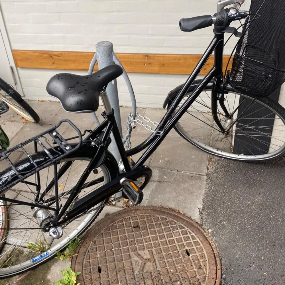 Har använt den en gång men cykel var inte min grej därför säljer jag den.  Det är inga fel på den. Den är ren och inga skador alls. . Övrigt.