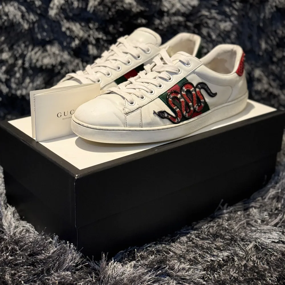 Riktigt snygga Gucci ”Ace” Sneaker - Storlek 8½ - Skick:7/10 - OG: Box, Kort. Nypris: Ca 8000kr - Mitt pris: 1900kr - Hör av er vid minsta fundering!⚜️. Skor.