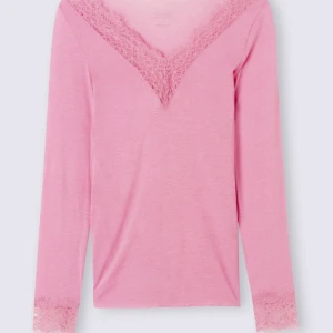 Intimissimi tröja - Rosa intimissimi tröja med spets💗 så fin o skön, använd ett fåtal gånger så den är i mycket bra skick utan några defekter. 