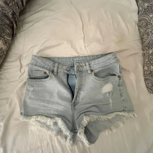 jeansshorts - säljer de här jätte snygga jeansshortsen som inte kommer till användning, storlek 38 men passar säkert 36 också man kan vika ner de så de blir lågmidjade