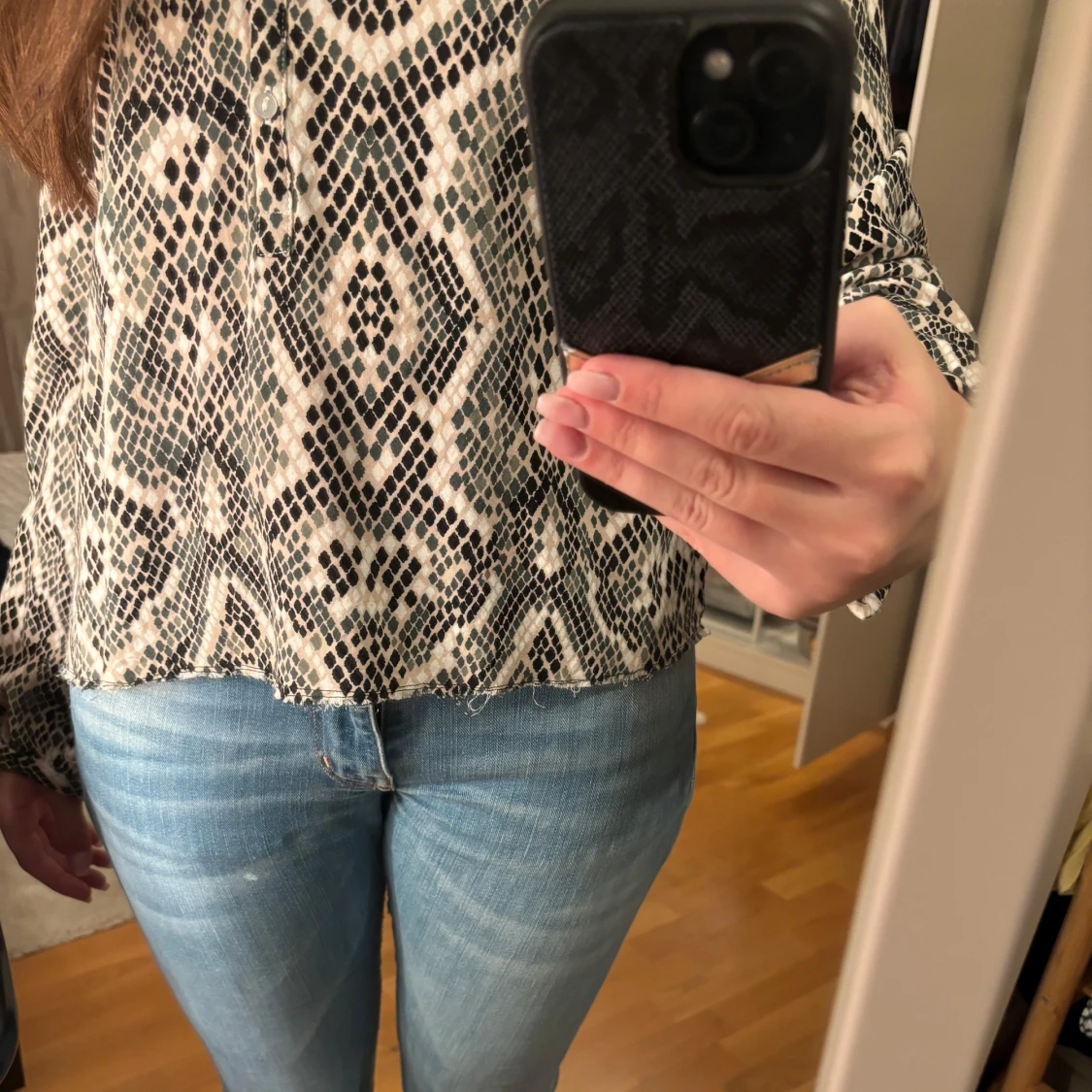 Mönstrad blus i svart och beige - 91