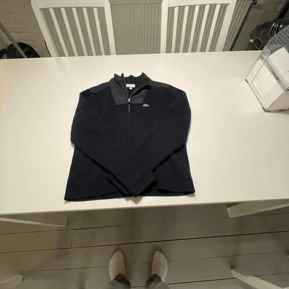 Mörkblå Lacoste tröja bra skick 33% Viscose, 23% Polyamide, 20%ull, 20% Bomull och 4% cashmere, vilket gör att den är nopprig. Storlek 152,12Y. Tröjor & Koftor.