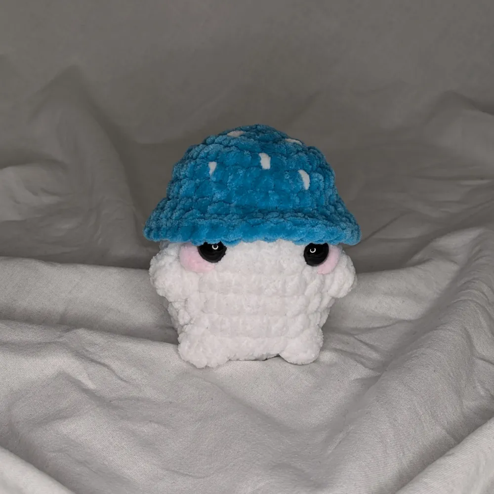 Höjd: 9cm Bred: 7cm Det är en egenvirkad moshroom boi som är gjord på fluffigt garn som är 100% polyester . Övrigt.