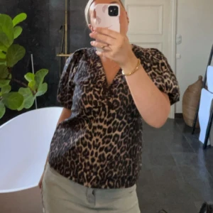 Neo noir blus  - Intressekoll på min superfina blus från neo noir! Storlek 42, kan passa S,M och L. Kom med bud! Kommer inte sälja under 500.🥰