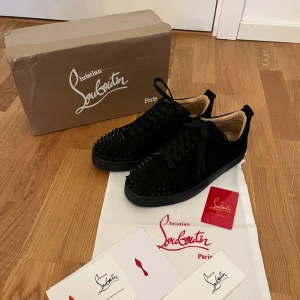 Christian Louboutin  - Hej säljer mina skor eftersom jag inte använder dom så mycket. Allt som är på bilden ingår. Storlek 40 men passar också 41. Några spikar har gått av som ni kan se på bilderna. Om ni har frågor skriv. Kan sänka pris så tveka inte ge förslag.