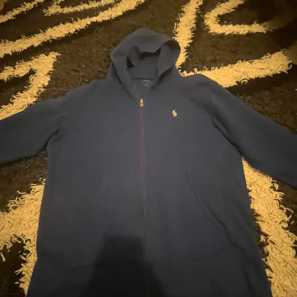 Polo Ralph Lauren zip up hoddie  använd 3 gånger men den var för stor för mig riktig bra matreial skön hoddie skön dragkedja priset kan diskuteras!!! snabb affär om du köper fraktar samma minut . Hoodies.