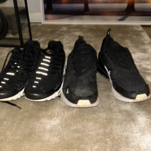 Svarta sneakers från Nike - Säljer ett par svarta Nike sneakers i bra skick. De har en cool design med vita detaljer och en bekväm passform. Perfekta för både träning och vardagsbruk. Skorna har snörning och en slitstark sula. 40 och 43