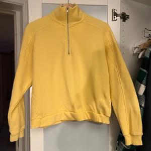 Gul tröja  - Använd några gånger men inget fel på den 