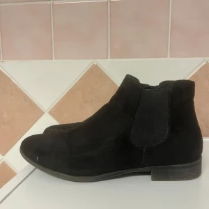 Boots - Enbart använda en gång 2018! De har bara suttit och dammat i garderoben sen dess. De är mocka. Köptes för 350kr.