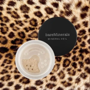 BareMinerals Original Mineral Veil Illuminating Loose Setting Powder, Translucent - såå fint löst puder från bareminerals. säljer för att jag inte har plats. använt en gång, så helt full. nypris: 455kr. hör av dig vid frågor/bilder! 💗