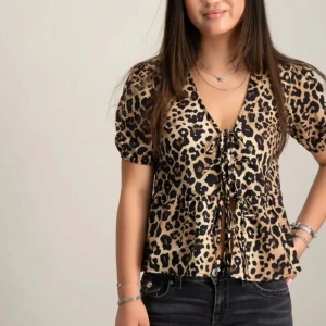 Leopard topp - Jätte fin leopard topp med knyten💞säljer pga för liten, knappt anvönd💞
