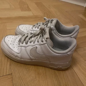 Nike air force 1 vita dam - Skorna är i bra skick men lite smutsiga samt några småskavanker så som småtrådar lösa osv. Två trådar lösa i skorna. Se bilder.